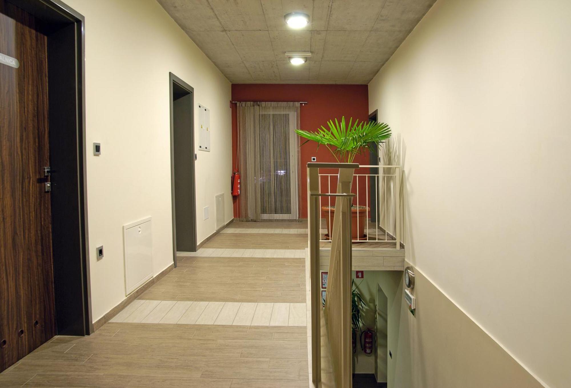 Hostel Plus Caffe Petrovče エクステリア 写真